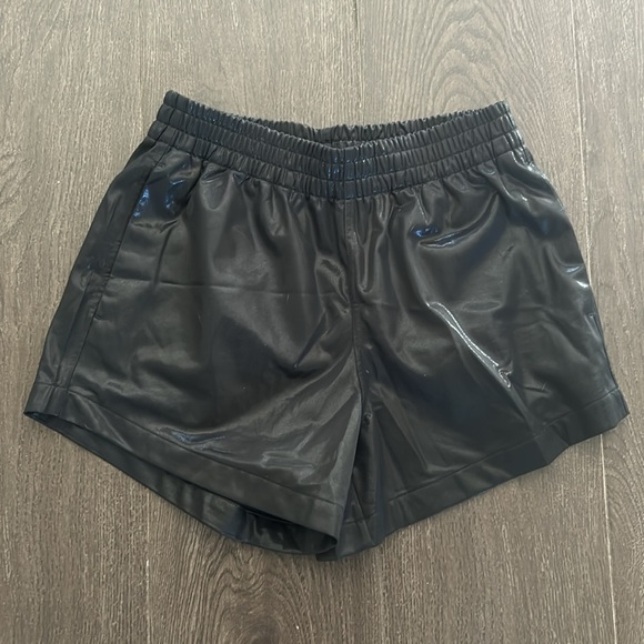 Mono b Shorts - Picture 2 of 7